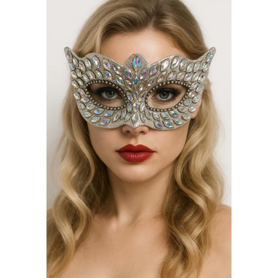 Máscara de plástico prateada com pedras preciosas e strass sobre papelão