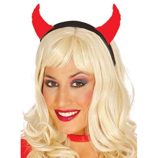 Chifres de diabo em tecido vermelho.