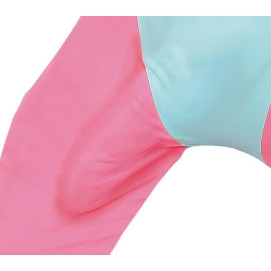 Fantasia de instrutor de aeróbica excitada dos anos 80 com surpresa **