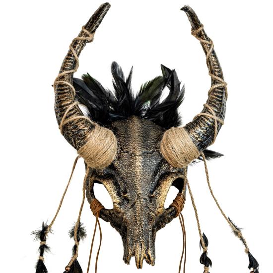 Máscara de caveira de touro xamã com penas
